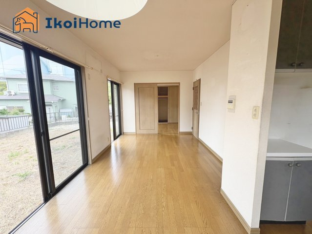 神戸市西区月が丘５丁目　中古戸建の居間・リビング|●年中無休：・当日予約可●1階のLDK13.8帖です。キッチンは独立型です！