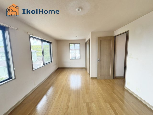 神戸市西区月が丘５丁目　中古戸建の子供部屋|●年中無休：当日予約可●２階の広い10.2帖の洋室です！窓が３カ所あります！