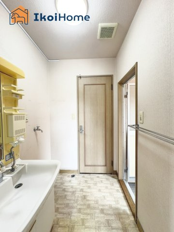 神戸市西区月が丘５丁目　中古戸建の洗面所|●年中無休：当日予約可●キッチンから洗面所に出入りが可能ですので便利です！