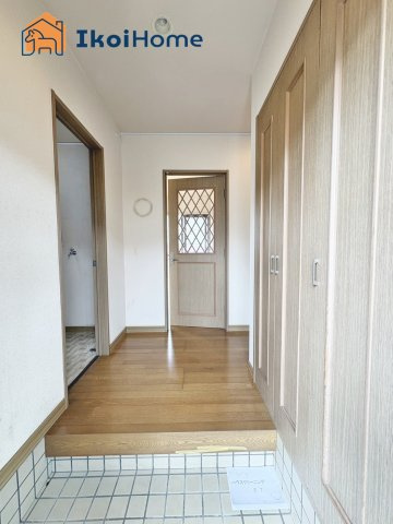 神戸市西区月が丘５丁目　中古戸建の玄関|●年中無休：当日予約可●玄関がいつも片づく大容量シューズボックスがございます！