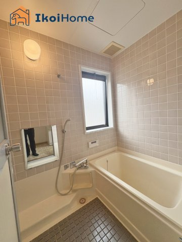 神戸市西区月が丘５丁目　中古戸建の浴室|●年中無休：当日予約可●小窓ございますので通気・換気良好です。清潔な空間を保っていただけます。