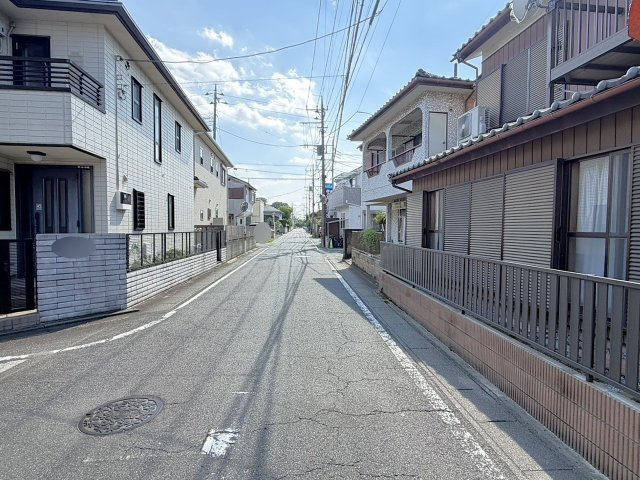 中古戸建の前面道路含む現地写真