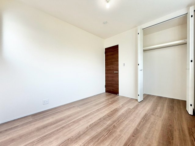 リーブルガーデン　豊田市高美町５丁目の洋室|陽当りの良い洋室は、寝室や趣味の部屋、収納スペースなど、ライフスタイルに合わせて多目的に活用できる空間です。									
									