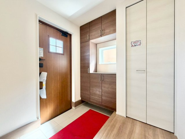 リーブルガーデン　豊田市高美町５丁目の玄関|大容量のシューズ収納で、家族分の靴や外遊び道具もすっきり収納。日々の使いやすさにも優れています。									
									