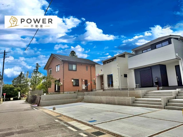 リーブルガーデン　豊田市高美町５丁目の前面道路含む現地写真|十分な幅が確保されており、車の出し入れもスムーズ。お子様の送り迎えなど、日常の動作も快適に行えます。									
									