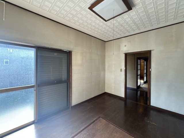【中古戸建】足利市常見町3丁目の洋室|■洋室｜南側に大きな窓があり明るさと開放感を感じられる、快適な住空間(^^♪