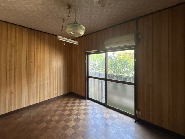 【中古戸建】足利市常見町3丁目の洋室|■洋室｜ほっと安らぐ落ち着いたナチュラルな色合い。ウッドの質感でお部屋も心もやさしいぬくもりに包まれます。明るい日差しが降り注ぐお部屋に、居心地の良さを感じます♪