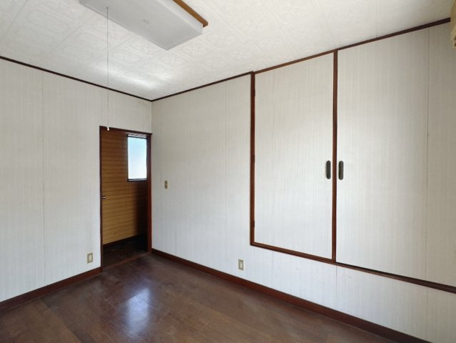 【中古戸建】足利市常見町3丁目の洋室|■洋室｜ナチュラルカラーの床です。模様替えなどとても楽しく工夫できます♪陽当たり、風通しもとても良いので毎日快適な生活スタートです！