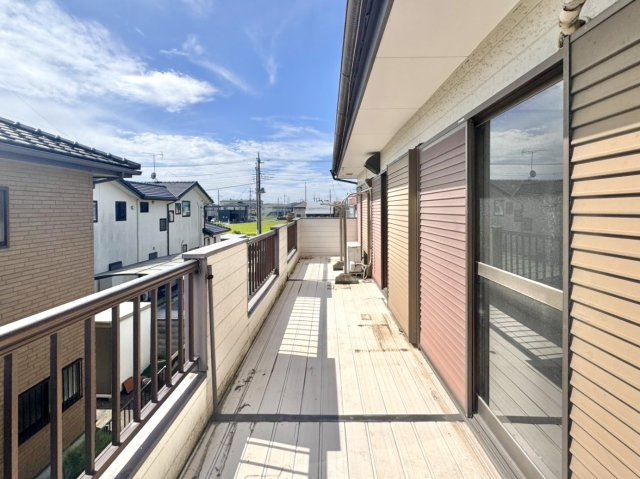 【中古戸建】足利市常見町3丁目のバルコニー|■バルコニー｜バルコニーから入る日差しは暖かく、爽快な朝の目覚めを促してくれます♪洗濯物やお布団を干して太陽の香りを吸い込んだお布団で夜はおやすみください。