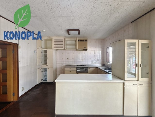 【中古戸建】足利市常見町3丁目のキッチン|■ダイニング｜開放的なキッチンは家族やゲストとの会話を楽しみながらお料理できます♪