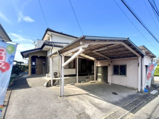 【中古戸建】足利市常見町3丁目の外観|■外観｜雨や雹、鳥の糞などから大切な愛車を守ることが出来る嬉しいカーポート付き♪