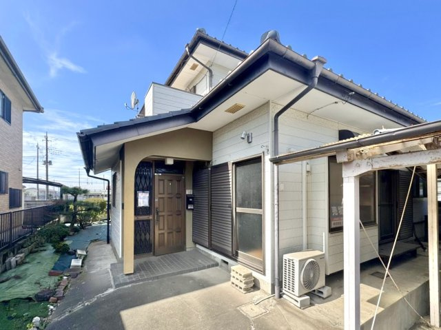 【中古戸建】足利市常見町3丁目の外観|■外観｜庭付き一戸建てならお子様やペットが走り回っても大丈夫！伸び伸びと遊び、過ごすことができます♪