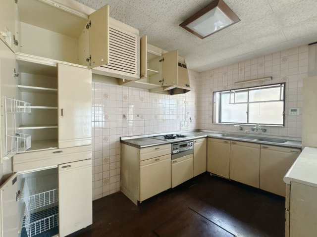 【中古戸建】足利市常見町3丁目のキッチン|■キッチン｜ワークトップの幅が広く、お料理が捗ります♪フラットなのでお掃除がしやすいのもポイントです♪