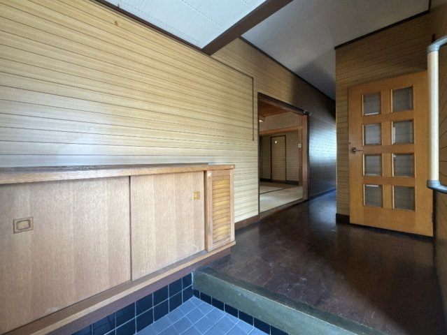【中古戸建】足利市常見町3丁目の玄関|■玄関｜毎日の「いってらっしゃい」や「お帰りなさい」を大切なご家族と過ごす玄関は〈使いやすさ〉を追求しております。玄関横の物入は急な来客時でもさっとお片付けできるスペースを確保しています。