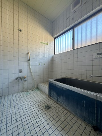 【中古戸建】足利市常見町3丁目の浴室|■浴室｜1日の疲れを癒す、ゆったりとしたバスタイムをぜひお過ごしください(*＾＾*)大きな窓付きで嬉しい♪