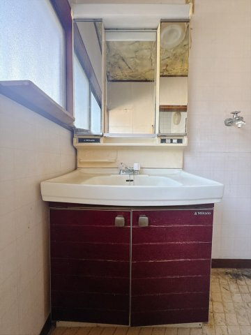 【中古戸建】足利市常見町3丁目の独立洗面台|■洗面室｜大きな鏡と使いやすさがいっぱいの洗面化粧台。お手入れ簡単でいつもキレイに(*^^*)