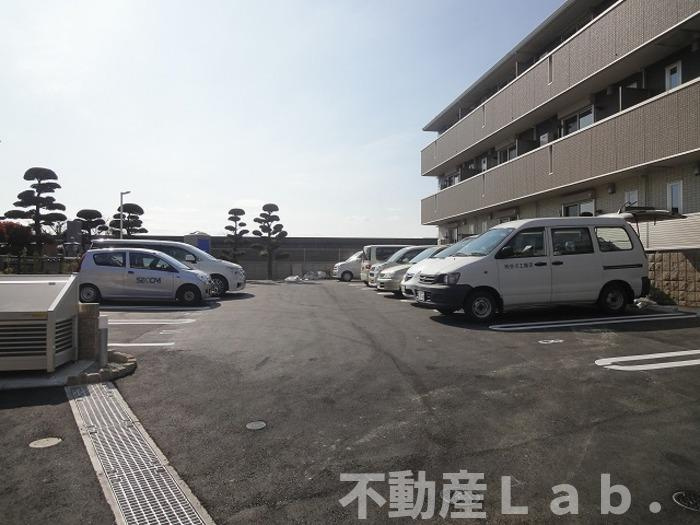 アンフルーヴ平田の駐車場