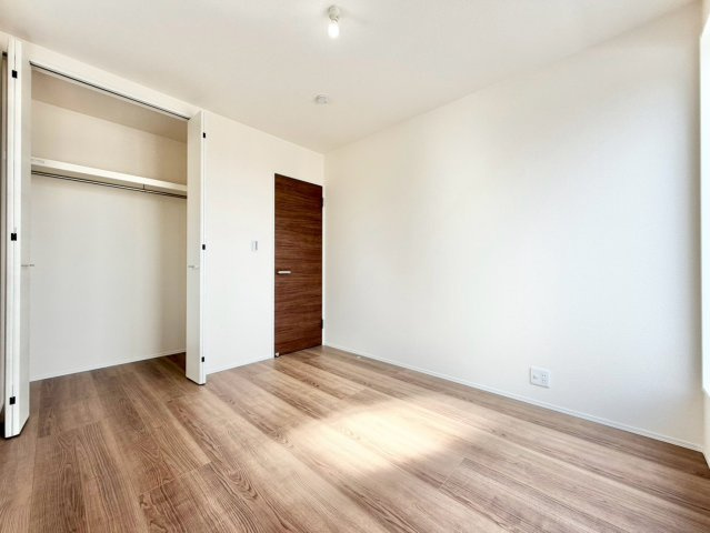 リーブルガーデン　豊田市高美町５丁目の洋室|陽当りの良い洋室は、寝室や趣味の部屋、収納スペースなど、ライフスタイルに合わせて多目的に活用できる空間です。									
									