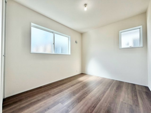 リーブルガーデン　豊田市高美町５丁目の洋室|陽当りの良い洋室は、寝室や趣味の部屋、収納スペースなど、ライフスタイルに合わせて多目的に活用できる空間です。									
									