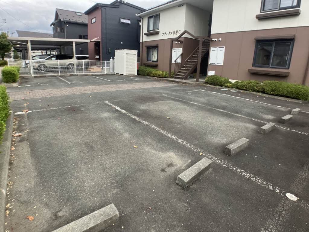 プチハウス花梨 Ｃの駐車場