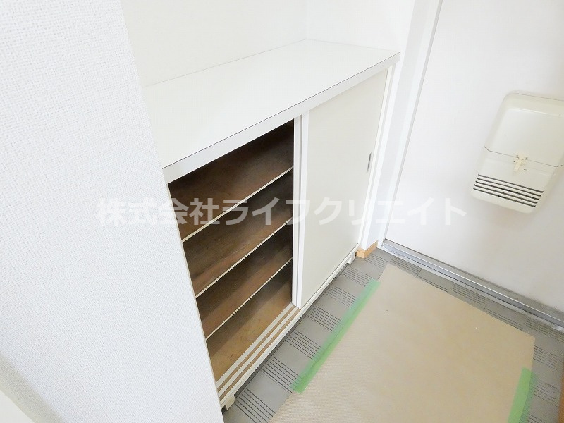 第1かしの木ハイツの玄関
