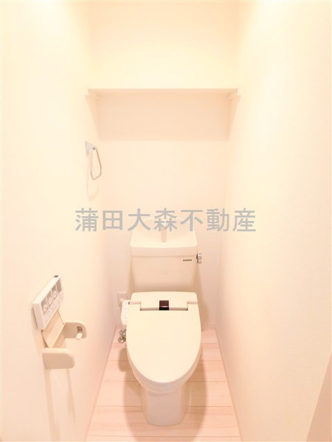 タウンハウス大森のトイレ|温水洗浄便座付きのトイレ　棚付き