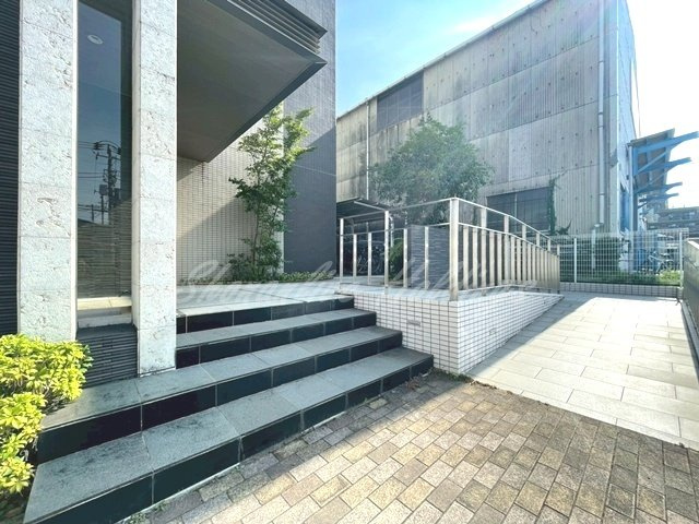 横浜市港北区北新横浜１丁目の賃貸マンションのエントランス