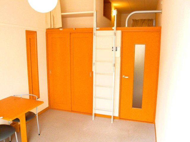 レオパレスグレール取手新町の居間・リビング|テーブルと椅子は折りたたみ・収納できます！
