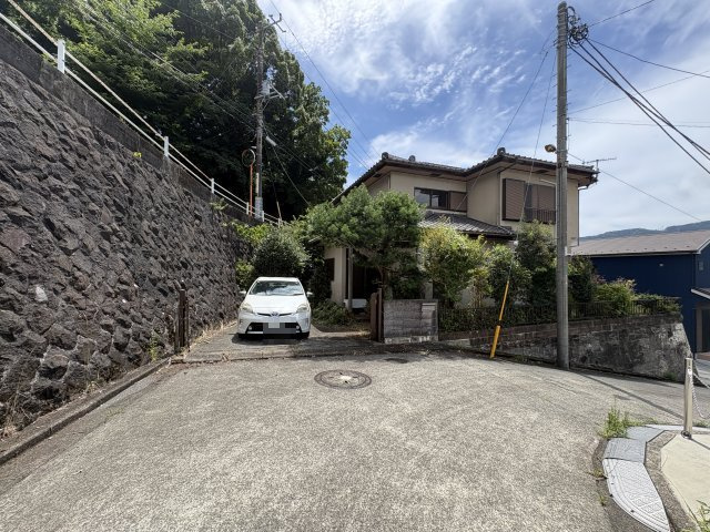 湯河原町　若草山分譲地の駐車場