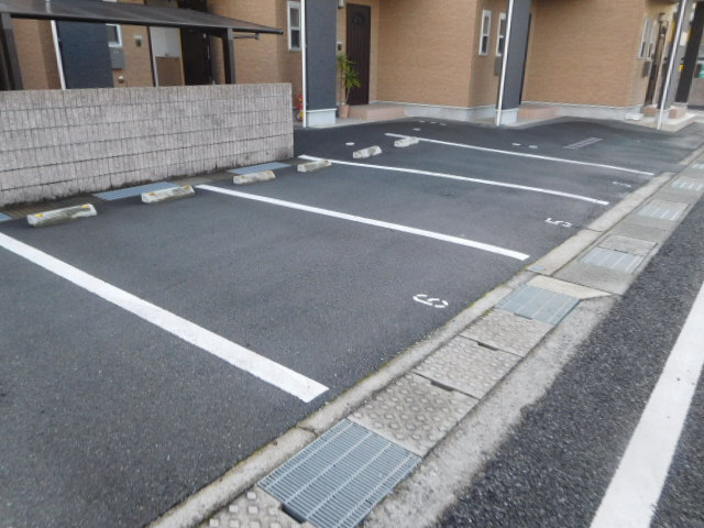 ラフィネスの駐車場
