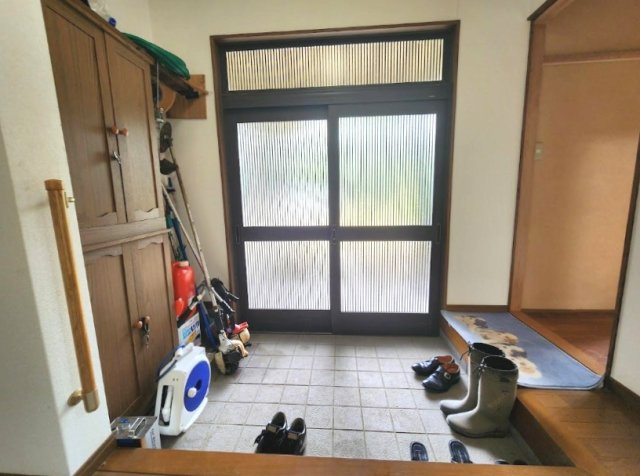 大網白里市南横川　平屋中古戸建の玄関|敷地約253坪 3LDK平屋　自然豊かな田園地帯 家庭菜園が可能です