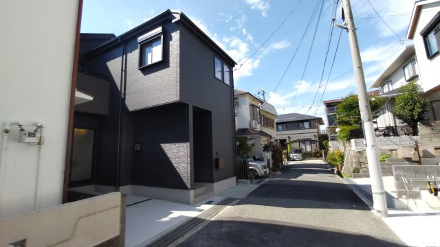 神戸市垂水区千代が丘　新築一戸建ての前面道路含む現地写真