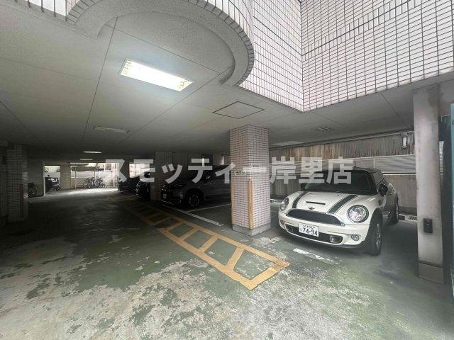 日宝ライフ岸里の駐車場