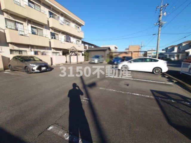 ハイツルネッサンスの駐車場