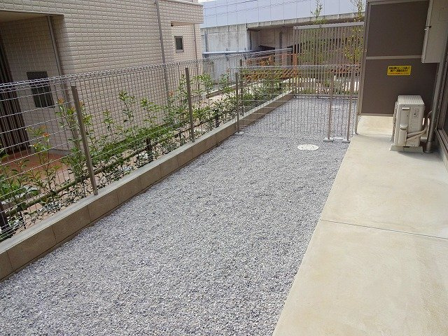ルミエール東岸町Ａの庭