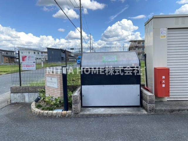 プラシード水内のエントランス|専用のゴミ捨て場があります☆