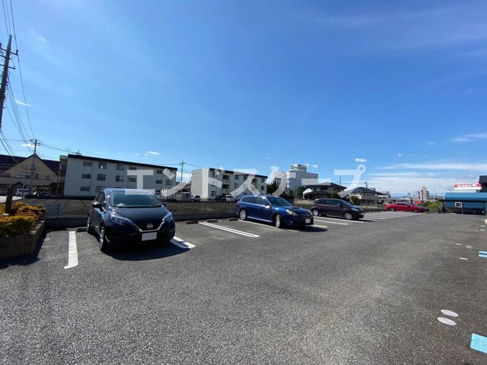 クリスタルコートの駐車場|高崎、前橋エリアのお部屋探しはエンドスケープまで！お客様の理想お聞かせ下さい♪