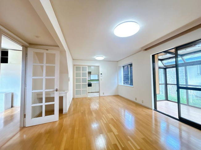 【居間・リビング】 | 守谷市みずき野1丁目　中古戸建 | リビングの大きな窓からは、暖かな日の光が降り注ぎます・・・