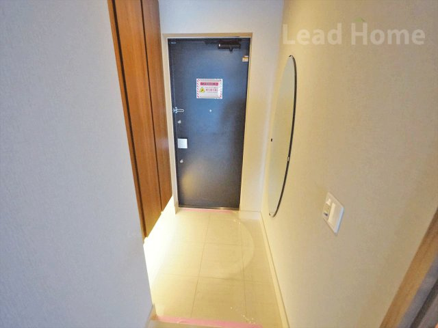 【玄関】 | プラウド駒場 | 足元を優しく照らす間接照明が迎える玄関ホール！全身ミラー付きで外出前の身だしなみチェックも安心です♪