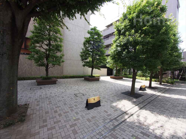 【その他共用部分】 | プラウド駒場 | 緑の植栽に囲まれた開放的な敷地内スペース！心地よい風を感じながらゆったり寛げます♪
