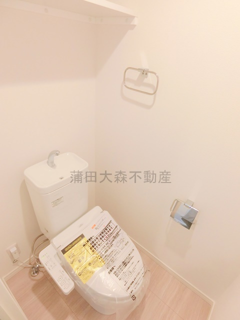 address HONHANEDA(アドレスホンハネダのトイレ|棚と温水洗浄便座付きのトイレ　