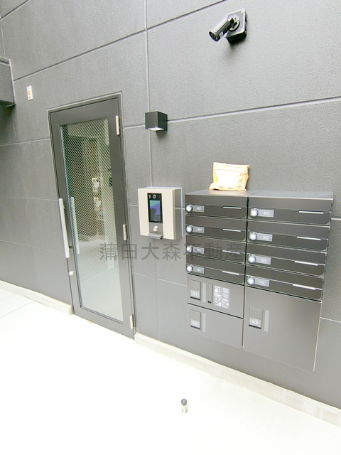 address HONHANEDA(アドレスホンハネダのエントランス|防犯カメラTVモニター付オートロック宅配BOXメールBOX