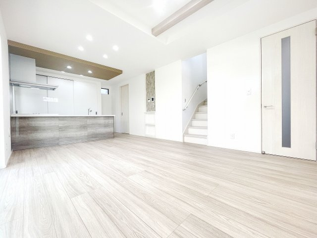  | ふじみ野市桜ケ丘3丁目　新築一戸建住宅　限定1棟（ふじみ野店） | 木のぬくもりがあたたかい16帖LDK。2面採光と折上げ天井により日当たり・風通し良好の開放感ある生活空間。