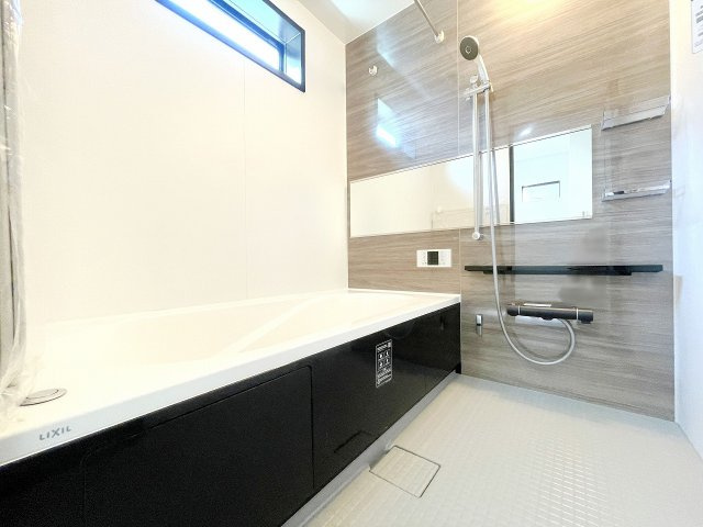 【トイレ】 | ふじみ野市桜ケ丘3丁目　新築一戸建住宅　限定1棟（ふじみ野店） | 人感センサー、温水洗浄便座機能付きのトイレ。洗面、カウンター、タオル掛けのある便利な造りです。