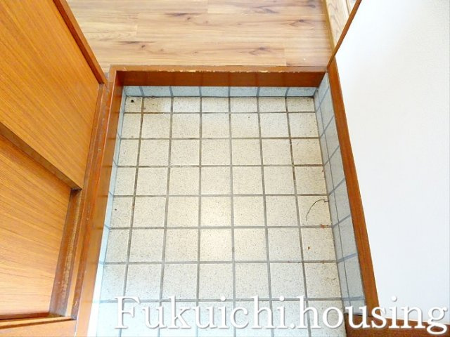 ハイフラット赤堤の玄関