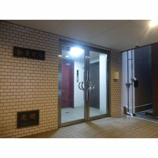 金子ビルのエントランス