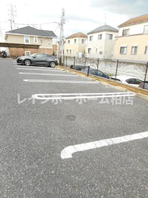 【仲介手数料：50％OFF】対象物件！の駐車場|車をお持ちの方に嬉しい駐車場付きの物件です