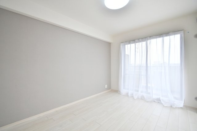 キャッスル伊奈の洋室|【洋室①：6.0帖】リビング隣のお部屋です。収納クローゼットは十分なスペースで、嬉しいサイズ！荷物の整理整頓も各洋室にクローゼットが付き、ライフスタイルに合わせてお使いいただけます。