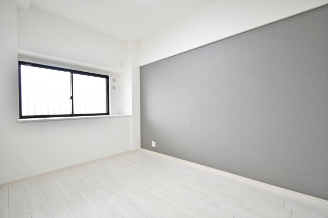 キャッスル伊奈の洋室|【洋室②：5.3帖】玄関入って左手のお部屋です。窓があると開放感がありますね。お子様のはじめての一人部屋や趣味・在宅ワークのお部屋としても使い勝手の良いお部屋です。