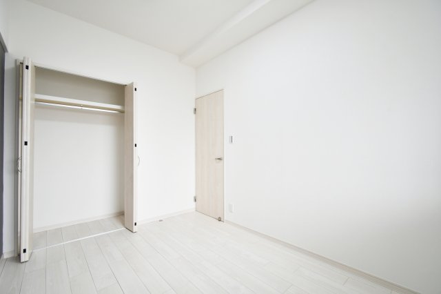キャッスル伊奈の洋室|【洋室②：5.3帖】こちらも収納付きのお部屋です。十分な大きさで、口部も広く、洋服の出し入れがラクラク出来ます。優しい白基調のフローリングは新規リノベーションされ、張り替えてあります。